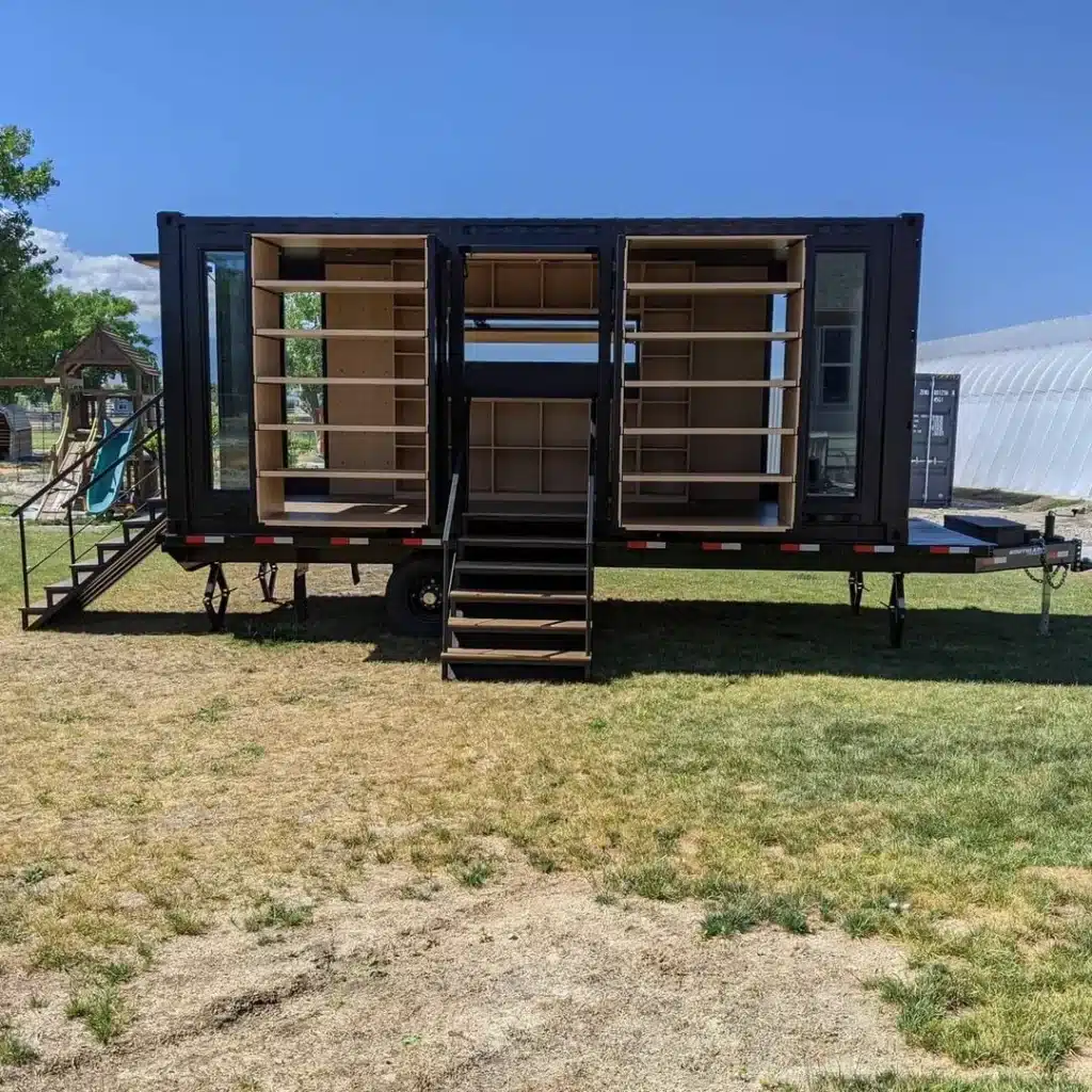 Custom 20ft Shipping Shopping Container on Wheels 6