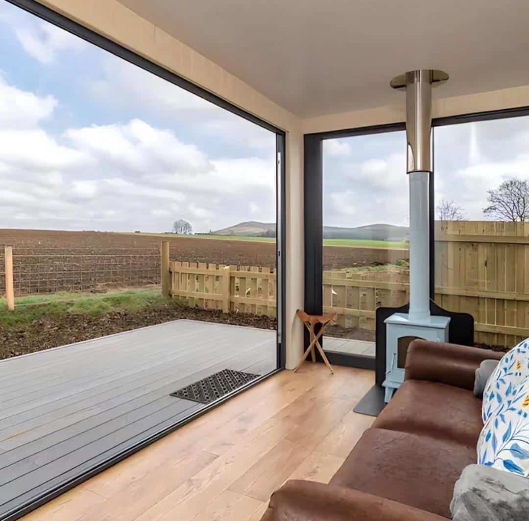 Modern Single-Storey Container House with Spacious Deck, Fully Furnished Portable Tiny Home, Disaster-Resistant Prefab Family House 4
